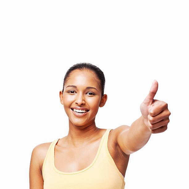Africaine souriante levant le pouce en l'air