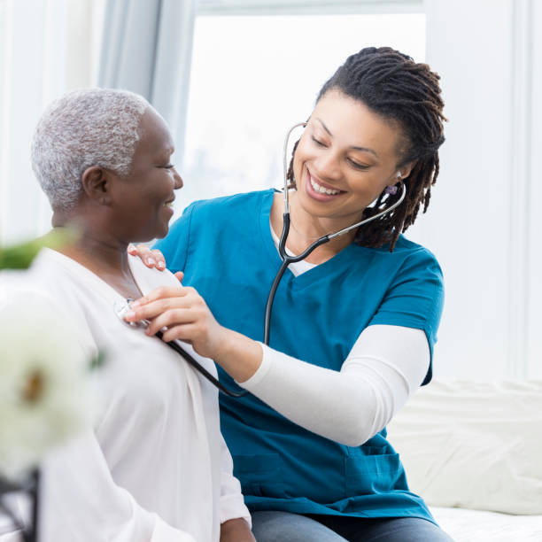 infirmière Africaine osculatant une Africaine agée